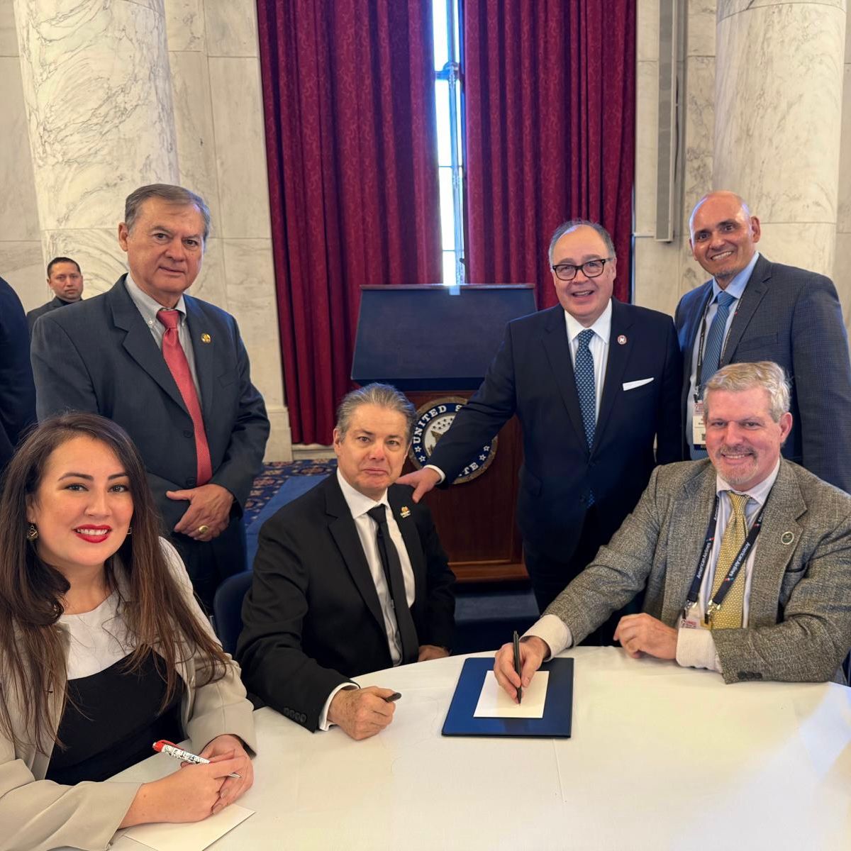 En el Senado de la República firmando el primer acuerdo de participación con los presidentes de las cámaras latinas de Philadelphia, Puerto Rico, Chicago y Orlando en presencia del presidente y CEO de la Asociación Nacional de Cámaras Hispanas Ramiro Cavazos.
