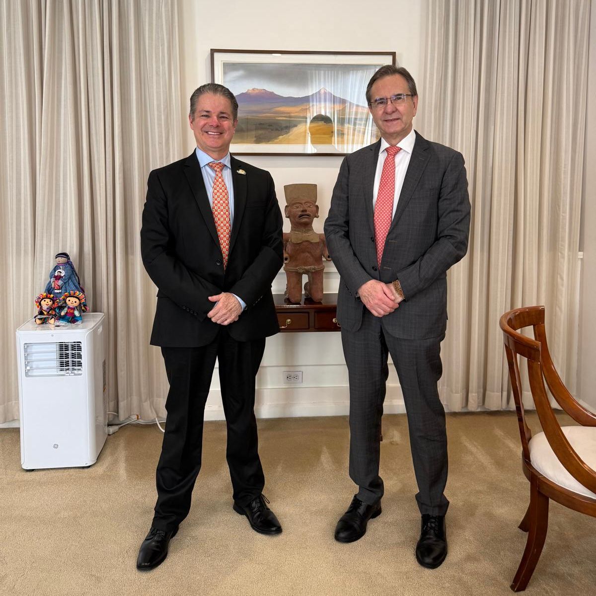 Con el Embajador Esteban Moctezuma  en Washington D.C. en la embajada de México presentando el proyecto Latinos US.