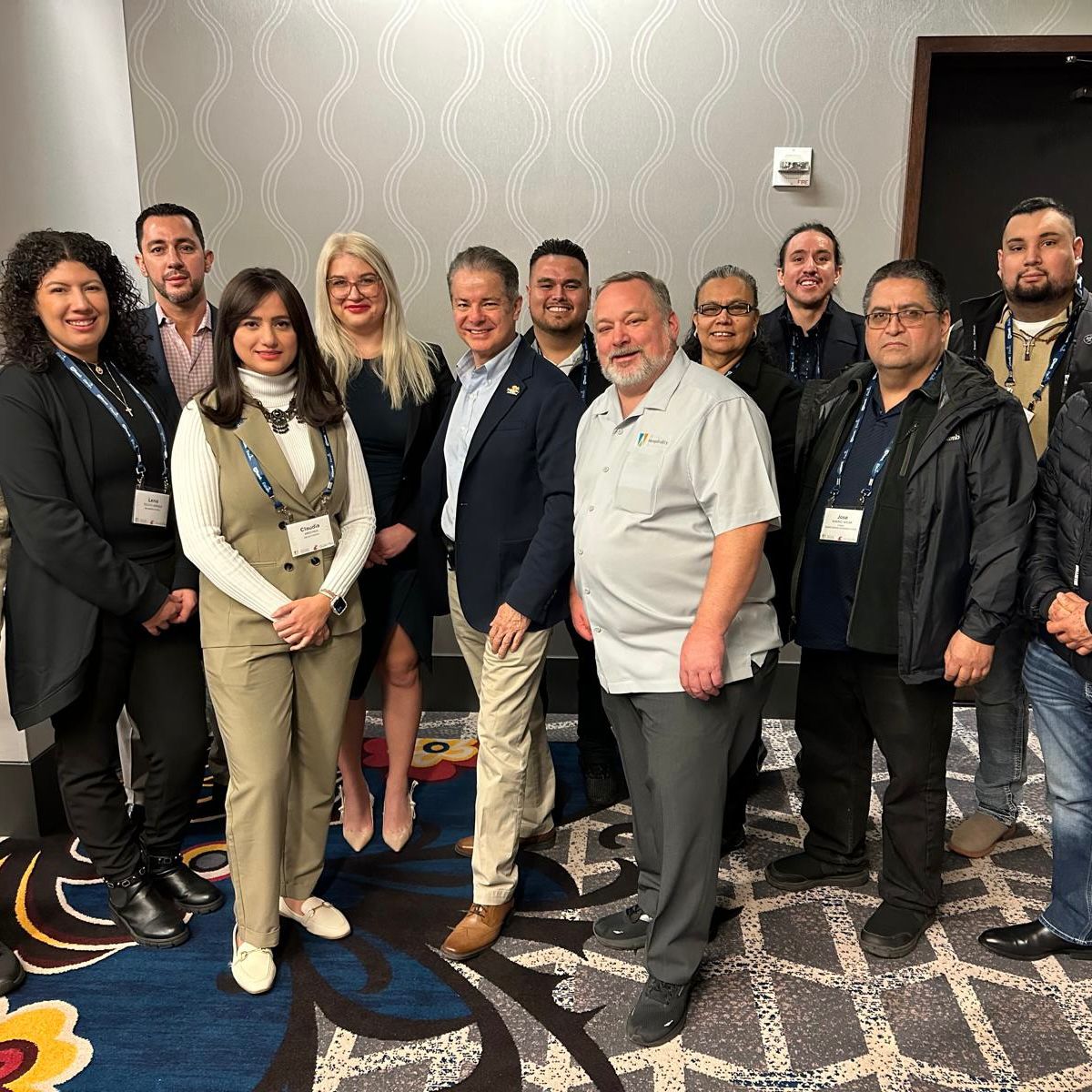 En la inauguración del primer Capítulo Latino formado dentro de la asociación de hospitalidad de Washington, con los miembros del capítulo latino, restauranteros latinos y el presidente y CEO de la Asociación Washington Hospitality Association Anthony Anton. Éste es el primer capítulo latino que se crea dentro de la historia de Estados Unidos en una asociación de hospitalidad.